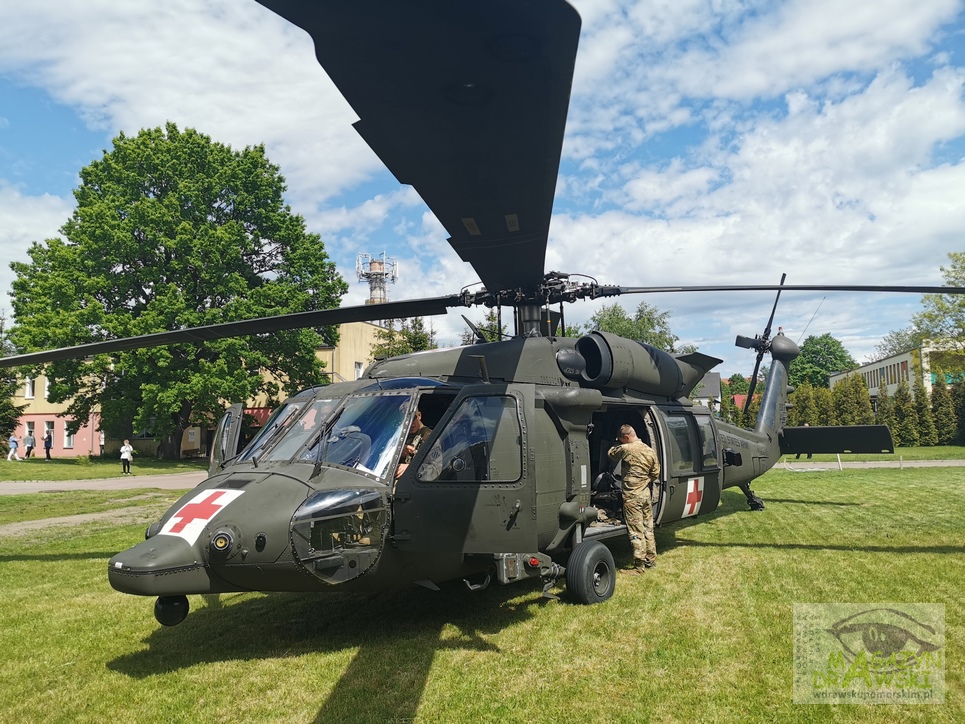 Amerykański wojskowy śmigłowiec wylądował koło szpitala w Drawsku Pomorskim. (FOTO GALERIA) 